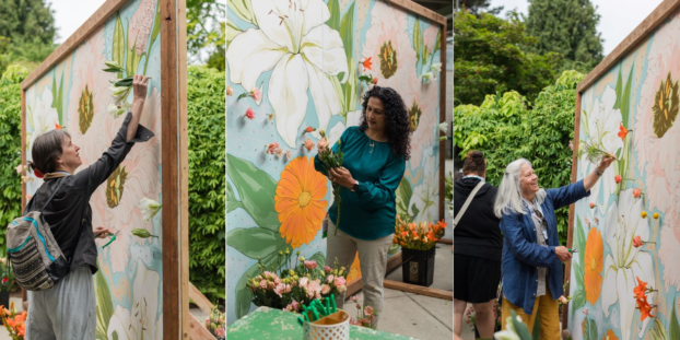 Οι συμμετέχοντες στο Slow Flowers Summit στο Bellevue Botanic Garden, προσθέτοντας λουλούδια στην τοιχογραφία.